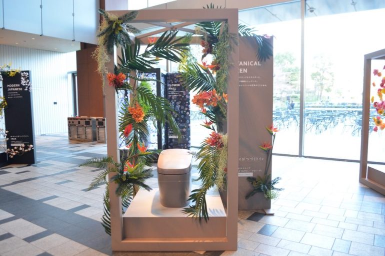 「FLOWER ART FRAME by キレイがつづくトイレ INAX」