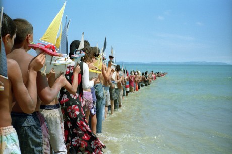 《川に着く前に橋を渡るな》2008年、ジブラルタル海峡　アクションの記録映像と写真　Photo:Jorge Golem
