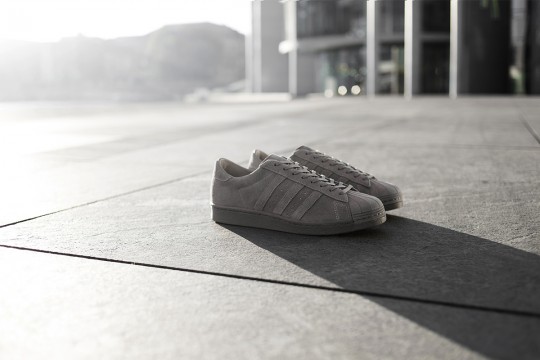 【adidas consortium】全世界1000足限定！コンクリートのような